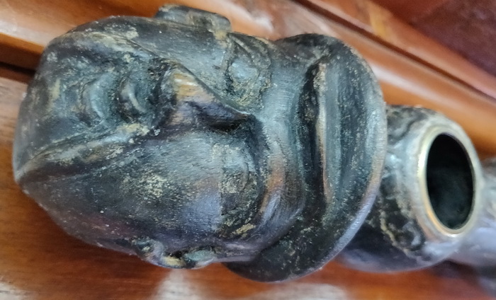 Opium pipe with head shape