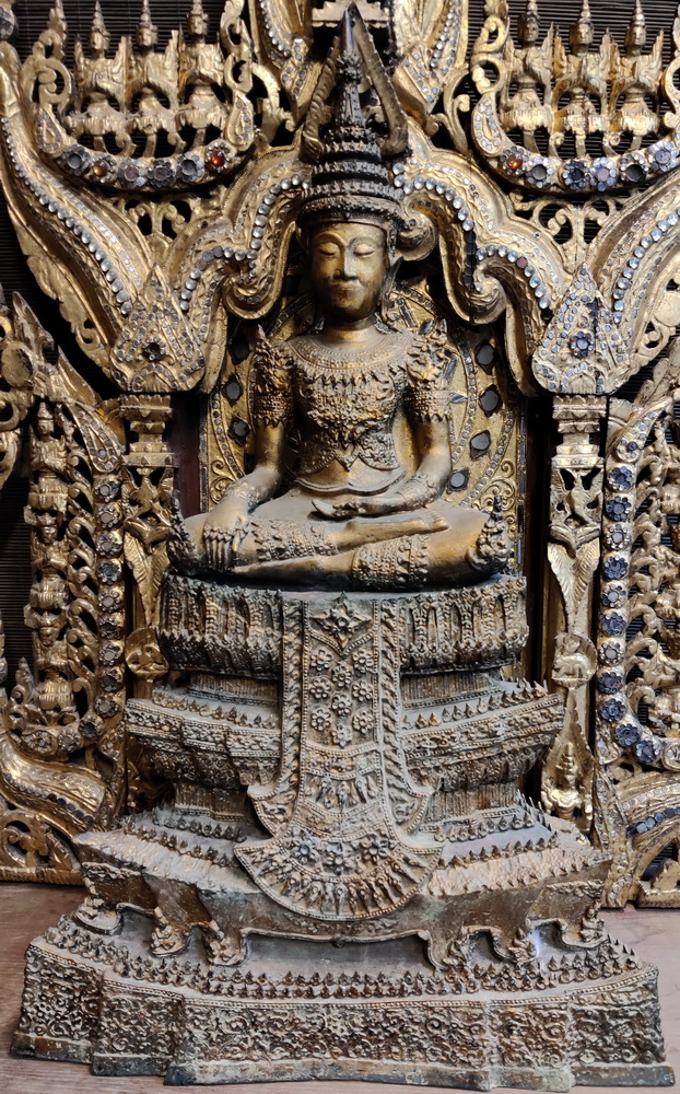Royal Ratanakosin Buddha on base