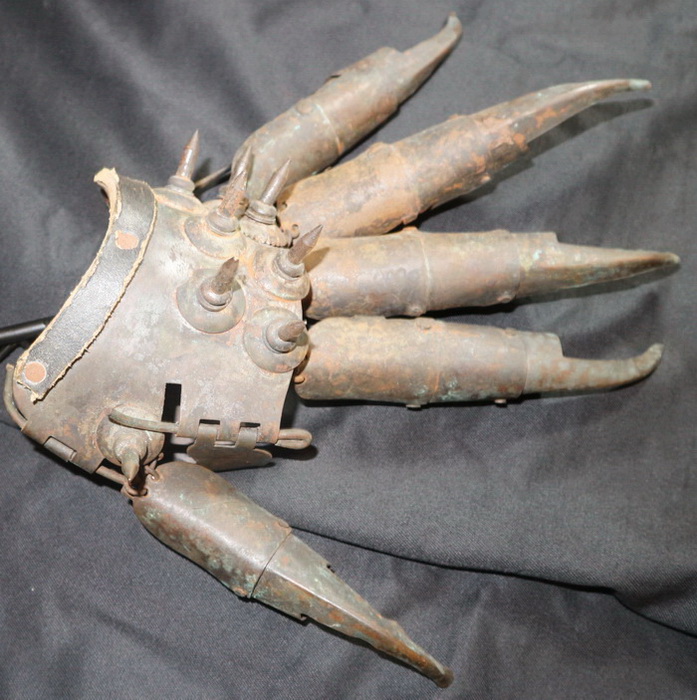 Replica of a medieval glove to fight and torture