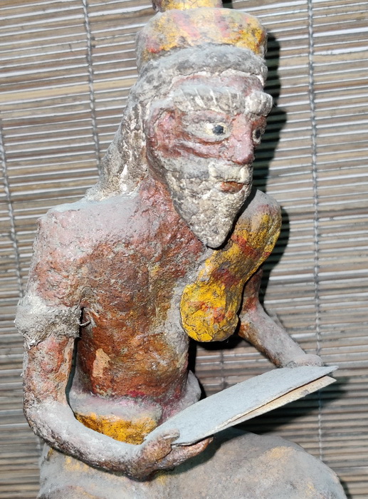 Lussi Ermit reading a campi